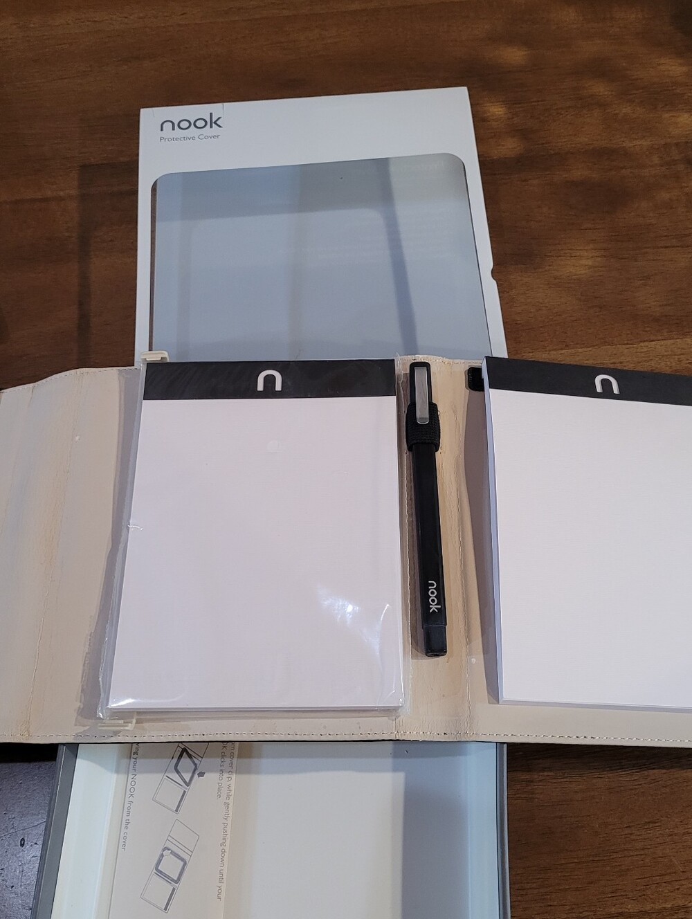NOOK eReader And Cover. Barnes & Noble. 6 In Touch Screen. Simple Touch eReader - Picture 12 of 15